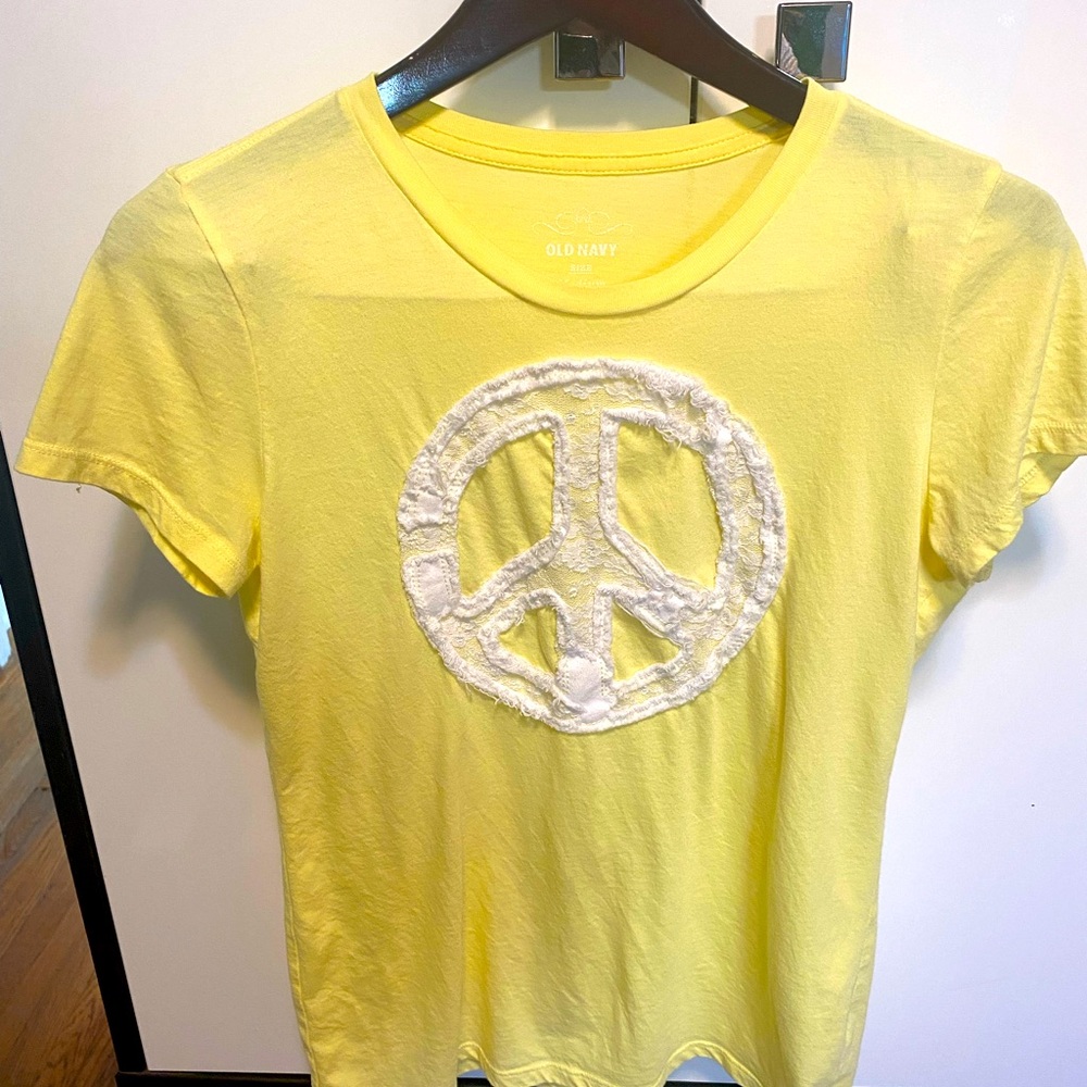 Boho Old Navy Yellow Short Sleeve tee with lace appliqué peace ☮️ sign on front